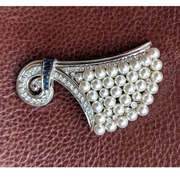 Vintage Butler Signed Silver Tone Faux Pearl Rhinestone Brooch - Picture 6 of 11